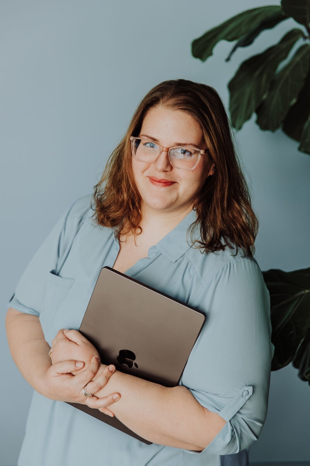Jenn McGeehan holding her laptop